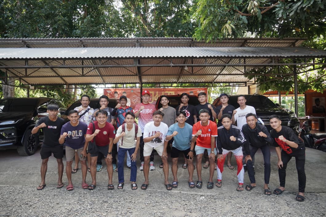Bupati Bolaang Mongondow Selatan Iskandar Kamaru bersama jajaran melepas Tim Sepak Bola Bolsel FC yang akan berlaga di Liga 4 Sulawesi Utara, ditandai dengan doa bersama dan pemberian motivasi kepada para pemain.
