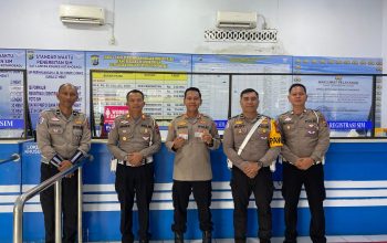 Kapolres Kotamobagu AKBP Irwanto SIK MH menunjukkan keteladanan dengan mengikuti prosedur pelayanan SIM di Satpas Polres Kotamobagu, sebagai wujud kepatuhan dan tanggung jawab Polri.