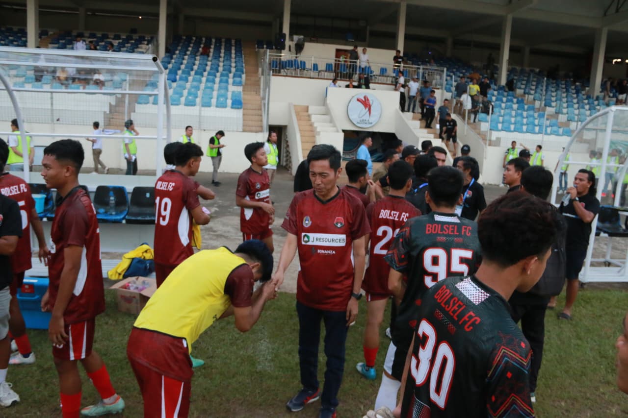 Bupati Bolaang Mongondow Selatan, Hi. Iskandar Kamaru, S.Pt., M.Si., hadir langsung di Stadion Klabat, Manado, memberikan dukungan moral kepada Bolsel FC yang berhasil meraih kemenangan telak 6-0 atas PS Kuda Laut Belang.