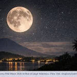 Fenomena Pink Moon 2026 terlihat di langit Indonesia. Bulan purnama bersinar terang di atas lanskap gunung dan danau, memantulkan cahaya ke perairan tenang dengan siluet pepohonan tropis. (Foto: Dok. Unsplash/Justin Ng)