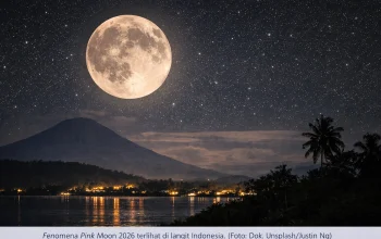 Fenomena Pink Moon 2026 terlihat di langit Indonesia. Bulan purnama bersinar terang di atas lanskap gunung dan danau, memantulkan cahaya ke perairan tenang dengan siluet pepohonan tropis. (Foto: Dok. Unsplash/Justin Ng)