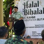 Anas Urbaningrum menyampaikan sambutan pada Halal Bihalal Majelis Daerah KAHMI Blitar di Kampung Coklat, Sabtu (11/4/2026). Dalam kesempatan itu, ia menekankan pentingnya ketahanan pangan dan penguatan modal sosial sebagai fondasi kemajuan daerah.