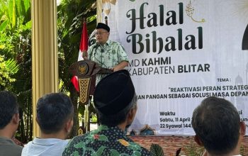 Anas Urbaningrum menyampaikan sambutan pada Halal Bihalal Majelis Daerah KAHMI Blitar di Kampung Coklat, Sabtu (11/4/2026). Dalam kesempatan itu, ia menekankan pentingnya ketahanan pangan dan penguatan modal sosial sebagai fondasi kemajuan daerah.