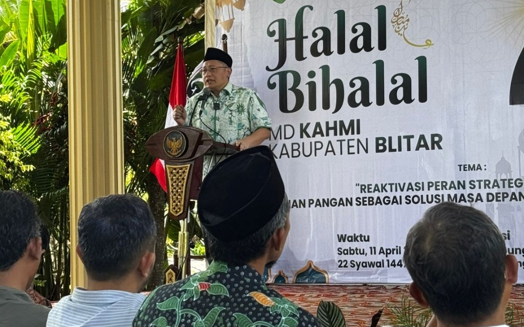 Anas Urbaningrum menyampaikan sambutan pada Halal Bihalal Majelis Daerah KAHMI Blitar di Kampung Coklat, Sabtu (11/4/2026). Dalam kesempatan itu, ia menekankan pentingnya ketahanan pangan dan penguatan modal sosial sebagai fondasi kemajuan daerah.