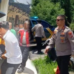 Kapolres Boltim AKBP Golfried Hasiholan Pakpahan bersama personel sigap mengevakuasi korban kecelakaan di Desa Tutuyan II, Senin (6/4/2026). Aksi kemanusiaan ini mendapat apresiasi warga yang menyaksikan langsung di lokasi.