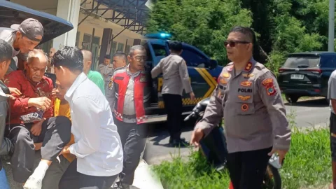 Kapolres Boltim AKBP Golfried Hasiholan Pakpahan bersama personel sigap mengevakuasi korban kecelakaan di Desa Tutuyan II, Senin (6/4/2026). Aksi kemanusiaan ini mendapat apresiasi warga yang menyaksikan langsung di lokasi.