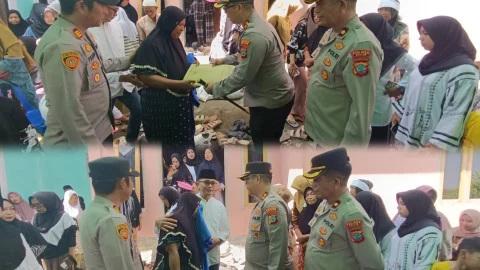 Kapolres Boltim, AKBP Golfrie Hasiholan bersama jajaran menyerahkan bantuan dan memberikan dukungan moral kepada keluarga korban KDRT di Desa Buyat I, Kotabunan, Senin (13/04/2026).