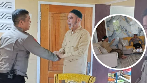 AKBP Golfried Hasiholan Pakpahan bersilaturahmi dengan tokoh agama Habib Umar Bin Ali Assegaf di Kecamatan Nuangan, Senin (13/4/2026). Pertemuan berlangsung hangat dan penuh keakraban, membahas pentingnya menjaga persatuan serta sinergi Polri dan masyarakat dalam menciptakan kamtibmas yang kondusif. Foto: Humas Polres Boltim.