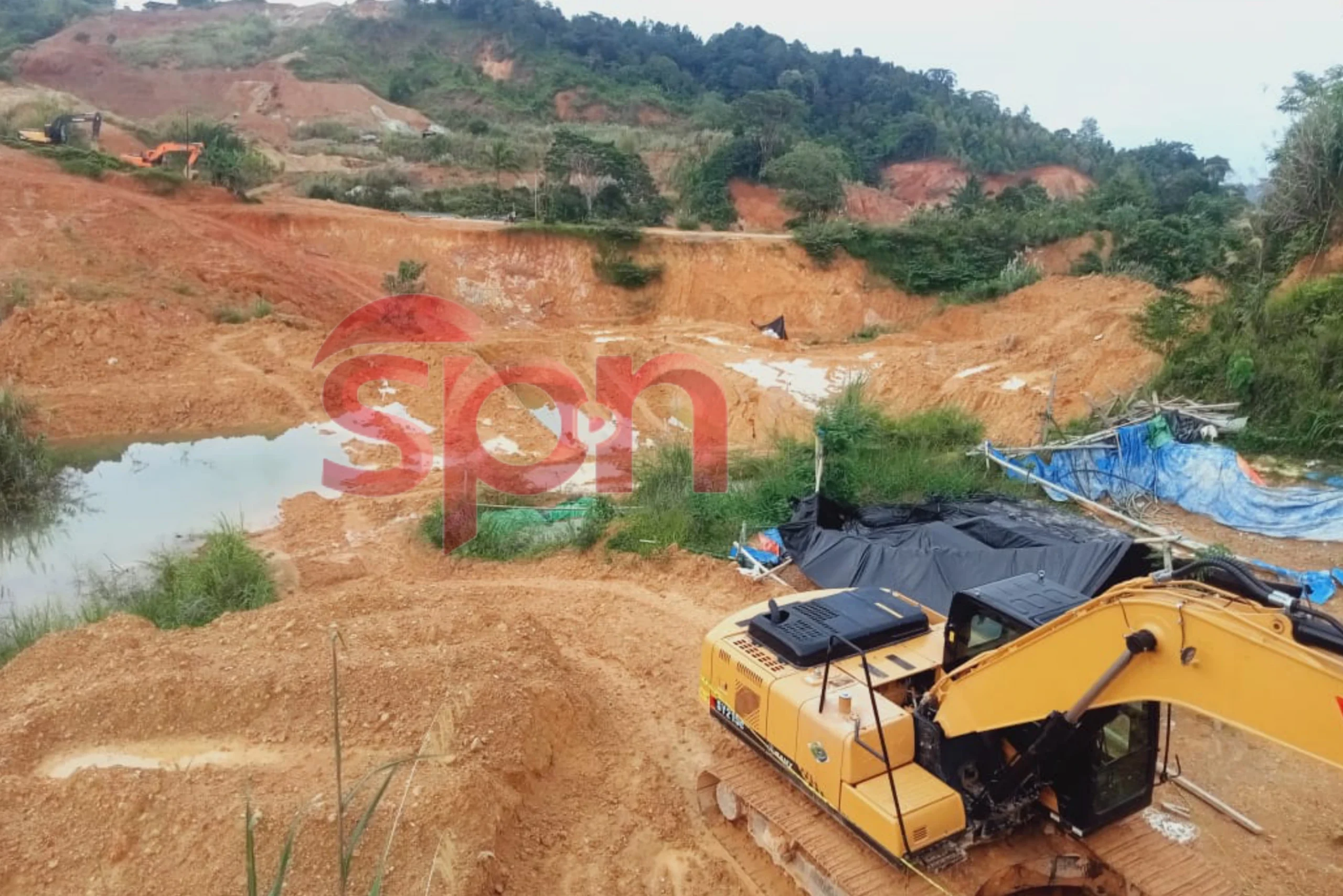 Satu unit ekskavator diduga milik FL yang disita Polres Boltim di lokasi tambang ilegal Desa Lanut, Kecamatan Modayag.