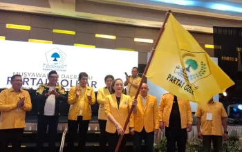Michaela Elsiana Paruntu (MEP) menerima mandat sebagai Ketua DPD Partai Golkar Sulut periode 2025–2030 dalam Musda XI, Sabtu (11/04/2026). Sebelumnya, kakaknya Christiany Eugenia Paruntu (CEP) memimpin Golkar Sulut selama dua periode. Foto: Mudatsir/JournalTelegraf