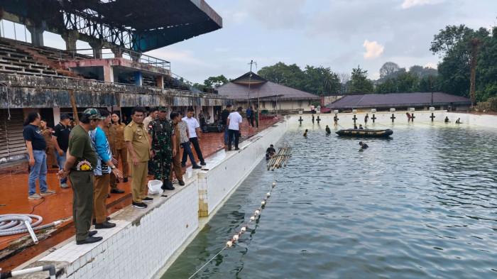 Gubernur Sulawesi Utara, Yulius Selvanus, meninjau langsung kondisi Kolam Renang Ranowangun di Manado pada Agustus 2025 lalu. Dalam kunjungan tersebut, Gubernur menemukan air kolam yang tidak pernah diganti sejak 1999 dan berkomitmen untuk merevitalisasi fasilitas olahraga itu melalui program senilai Rp12,9 miliar yang kini memasuki tahap tender.