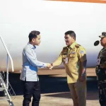 Gubernur Sulawesi Utara Yulius Selvanus menyambut kedatangan Wakil Presiden RI Gibran Rakabuming Raka di Bandara Internasional Sam Ratulangi, Manado, Senin (6/4/2026), sebelum meninjau langsung dampak gempa bumi di wilayah Sulut.