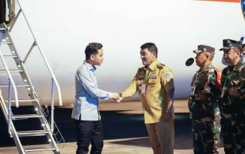 Gubernur Sulawesi Utara Yulius Selvanus menyambut kedatangan Wakil Presiden RI Gibran Rakabuming Raka di Bandara Internasional Sam Ratulangi, Manado, Senin (6/4/2026), sebelum meninjau langsung dampak gempa bumi di wilayah Sulut.
