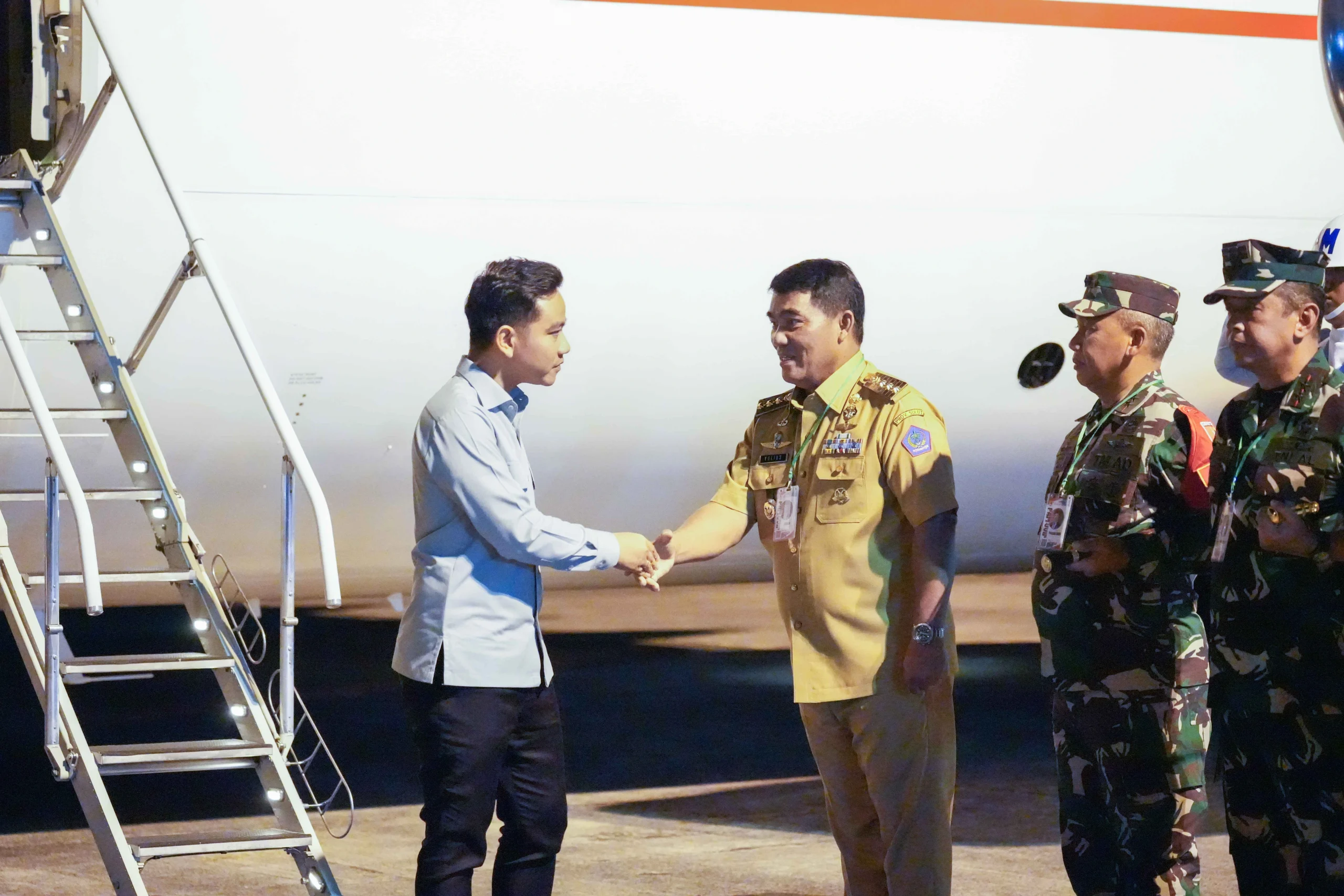 Gubernur Sulawesi Utara Yulius Selvanus menyambut kedatangan Wakil Presiden RI Gibran Rakabuming Raka di Bandara Internasional Sam Ratulangi, Manado, Senin (6/4/2026), sebelum meninjau langsung dampak gempa bumi di wilayah Sulut.