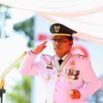 Gubernur Yulius Selvanus memimpin langsung upacara peringatan Hari Otonomi Daerah ke-30 di Lapangan Kantor Gubernur Sulut, Manado, Senin (27/4/2026).