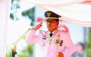 Gubernur Yulius Selvanus memimpin langsung upacara peringatan Hari Otonomi Daerah ke-30 di Lapangan Kantor Gubernur Sulut, Manado, Senin (27/4/2026).