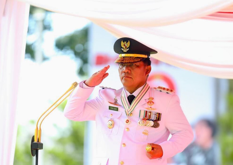 Gubernur Yulius Selvanus memimpin langsung upacara peringatan Hari Otonomi Daerah ke-30 di Lapangan Kantor Gubernur Sulut, Manado, Senin (27/4/2026).