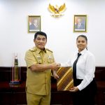Gubernur Sulut Mayjen TNI (Purn) Yulius Selvanus Komaling, SE, secara resmi melepas 15 putra-putri terbaik daerah untuk mengikuti program magang di Nagasaki, Jepang, Senin (6/4/2026) di Wisma Negara Bumi Beringin, Manado.