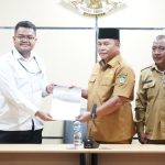 Wabup Bolsel Deddy Abdul Hamid menerima surat tugas dari Ketua Tim Pemeriksa BPK RI Perwakilan Sulut Erlangga Patikawa pada Entry Meeting audit LKPD 2025 di Ruang Rapat Berkah, Panango, Senin (6/4/2026).