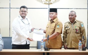 Wabup Bolsel Deddy Abdul Hamid menerima surat tugas dari Ketua Tim Pemeriksa BPK RI Perwakilan Sulut Erlangga Patikawa pada Entry Meeting audit LKPD 2025 di Ruang Rapat Berkah, Panango, Senin (6/4/2026).