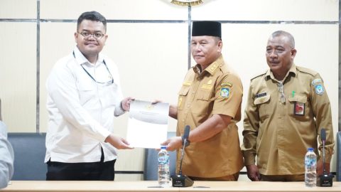 Wabup Bolsel Deddy Abdul Hamid menerima surat tugas dari Ketua Tim Pemeriksa BPK RI Perwakilan Sulut Erlangga Patikawa pada Entry Meeting audit LKPD 2025 di Ruang Rapat Berkah, Panango, Senin (6/4/2026).