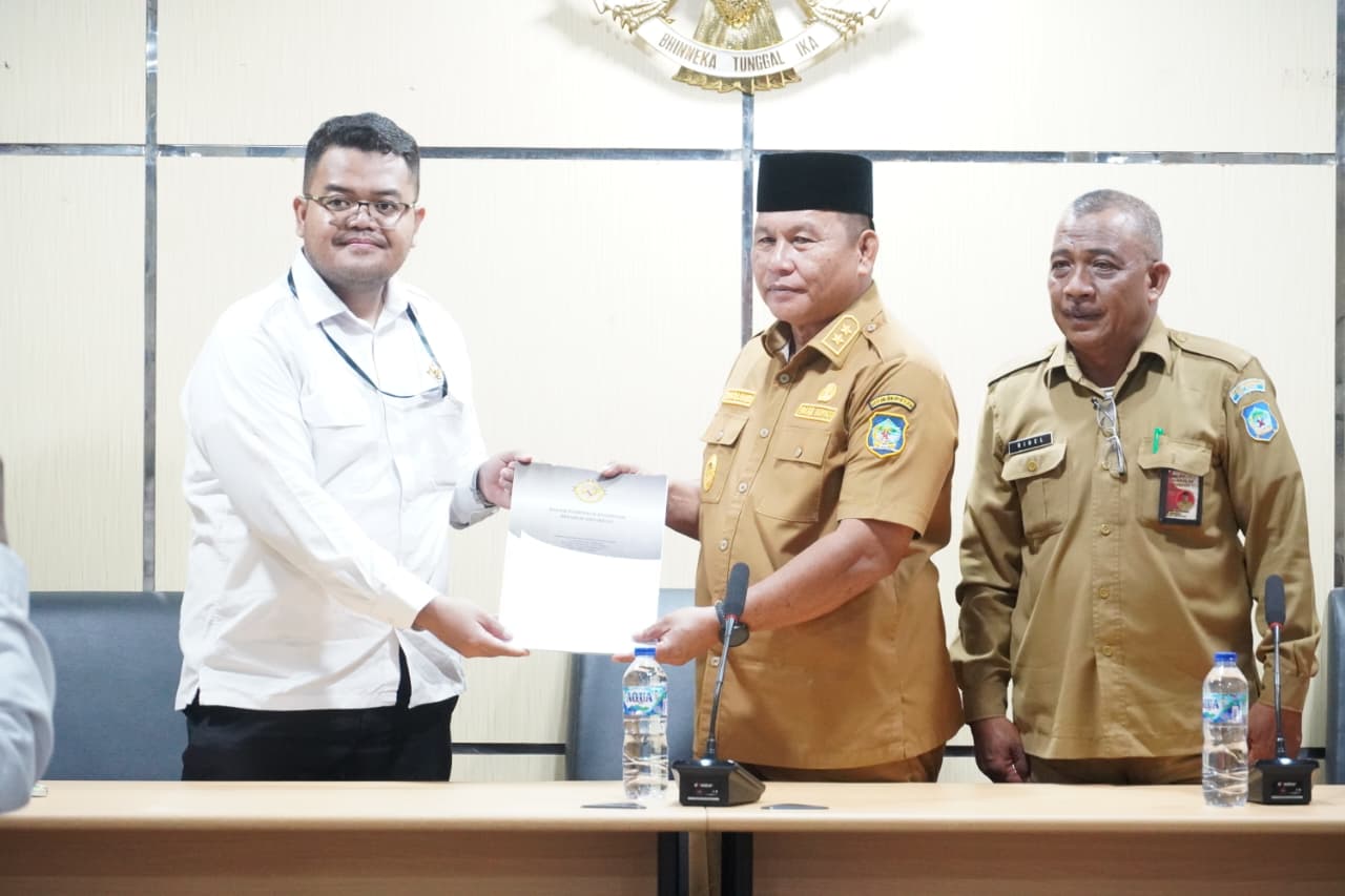 Wabup Bolsel Deddy Abdul Hamid menerima surat tugas dari Ketua Tim Pemeriksa BPK RI Perwakilan Sulut Erlangga Patikawa pada Entry Meeting audit LKPD 2025 di Ruang Rapat Berkah, Panango, Senin (6/4/2026).