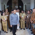 Wakil Presiden RI Gibran Rakabuming Raka bersama Gubernur Sulawesi Utara Yulius Selvanus meninjau Gereja Katolik di Desa Rumengkor, Minahasa, yang mengalami kerusakan akibat gempa magnitudo 7,6. Kunjungan ini menjadi bagian dari evaluasi infrastruktur terdampak sekaligus dukungan moril bagi warga.