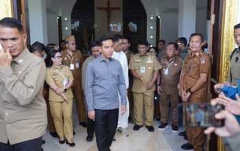 Wakil Presiden RI Gibran Rakabuming Raka bersama Gubernur Sulawesi Utara Yulius Selvanus meninjau Gereja Katolik di Desa Rumengkor, Minahasa, yang mengalami kerusakan akibat gempa magnitudo 7,6. Kunjungan ini menjadi bagian dari evaluasi infrastruktur terdampak sekaligus dukungan moril bagi warga.