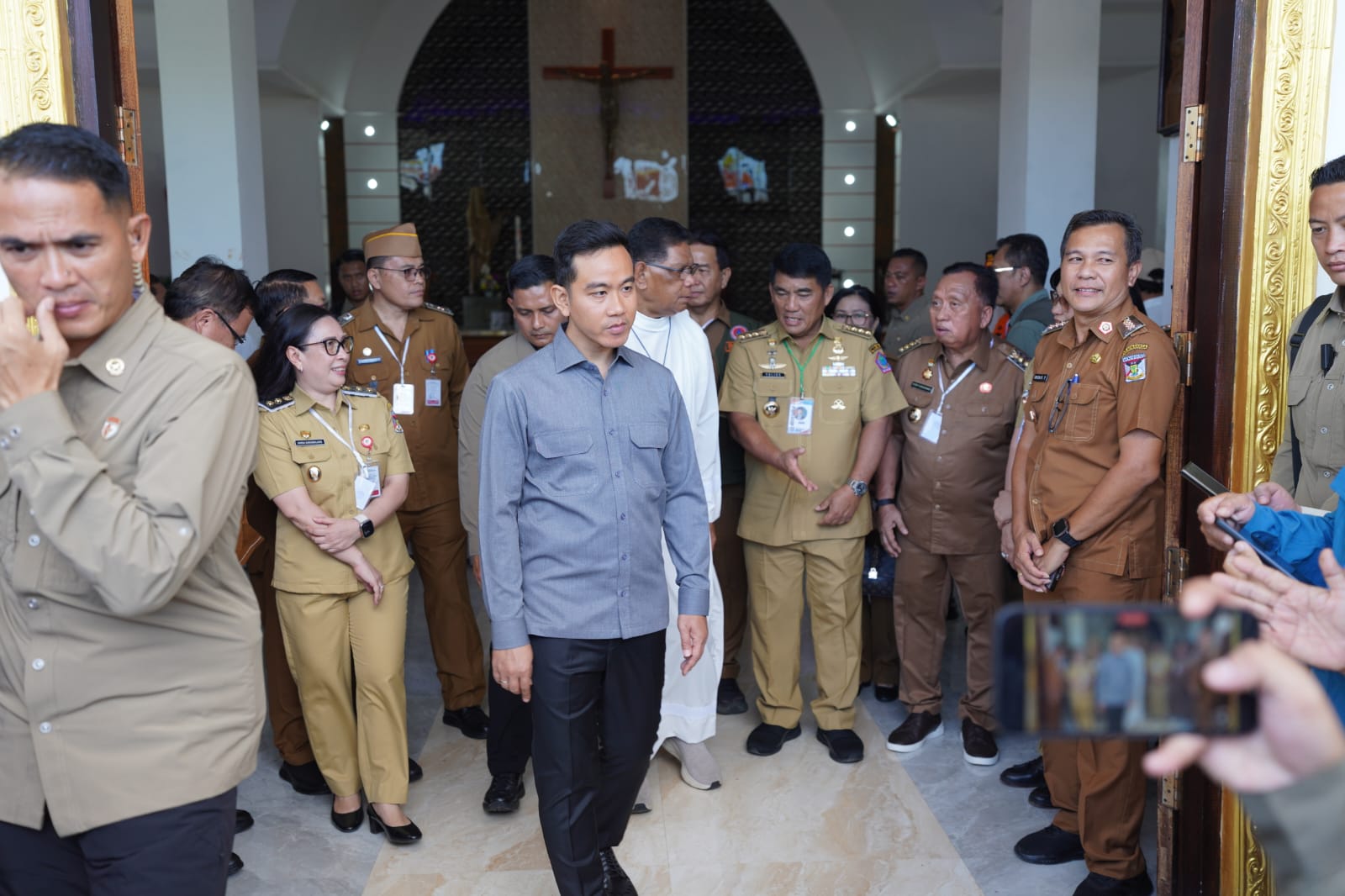 Wakil Presiden RI Gibran Rakabuming Raka bersama Gubernur Sulawesi Utara Yulius Selvanus meninjau Gereja Katolik di Desa Rumengkor, Minahasa, yang mengalami kerusakan akibat gempa magnitudo 7,6. Kunjungan ini menjadi bagian dari evaluasi infrastruktur terdampak sekaligus dukungan moril bagi warga.