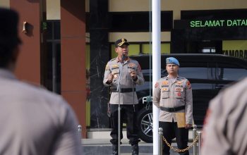 Kapolres Kotamobagu AKBP Irwanto SIK, MH memimpin apel khidmat, menekankan pentingnya mentalitas kuat personel sebagai fondasi pelayanan publik.