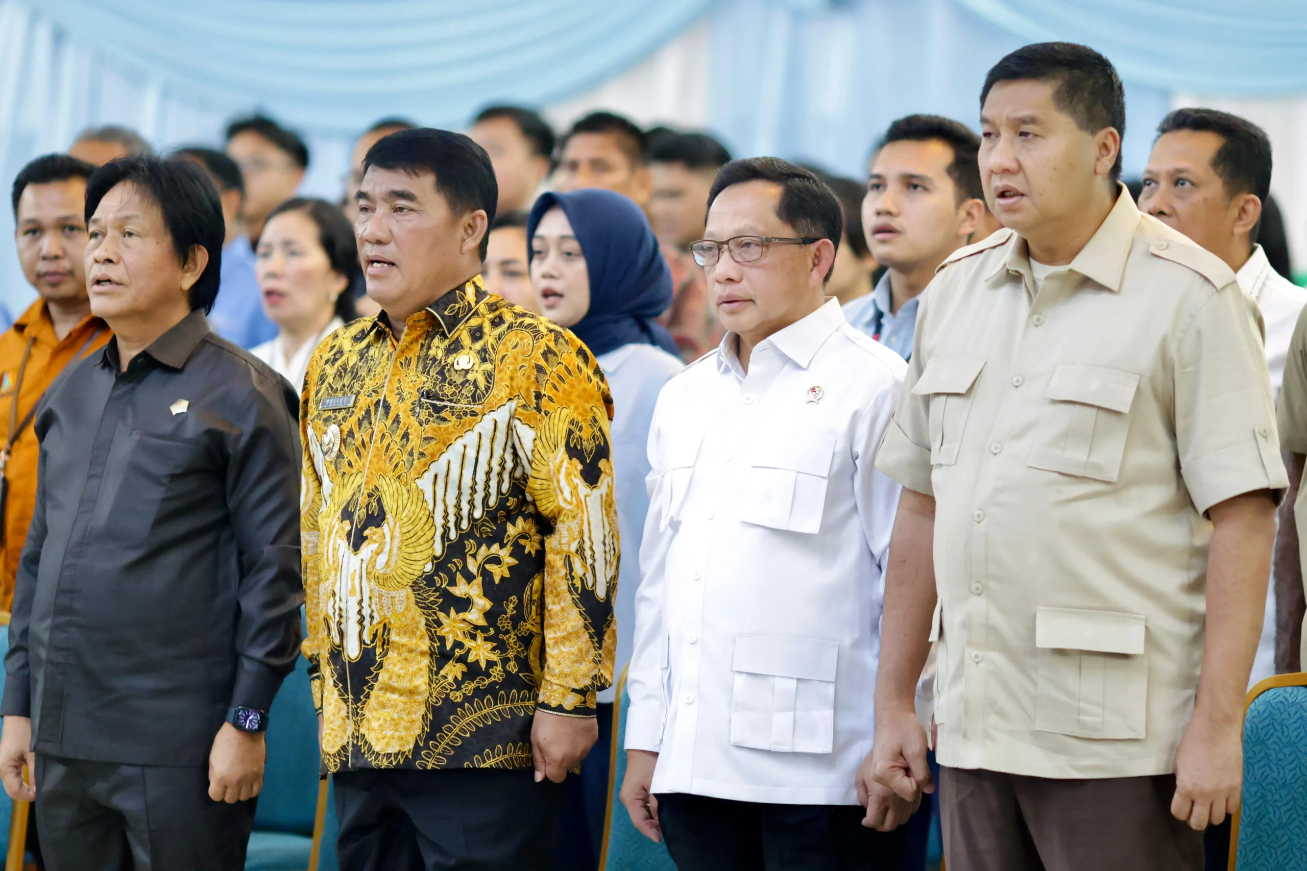 Gubernur Sulawesi Utara Yulius Selvanus bersama Menteri Dalam Negeri Tito Karnavian dan Menteri Perumahan serta Kawasan Permukiman Maruarar Sirait menghadiri Musrenbang RKPD 2027 di Aula Mapalus Kantor Gubernur, Manado, Kamis (9/4/2026). Foto: Diskominfo Sulut.