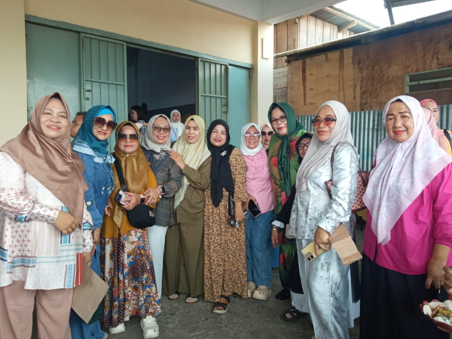 Ketua DPC PDI Perjuangan Kotamobagu, DR Ns. Henny Kaseger, M.Kes., M.H., berbaur bersama warga Gogagoman dalam perayaan Lebaran Ketupat, Sabtu (11/4/2026). Kehadirannya disambut antusias sebagai wujud silaturahmi dan kebersamaan.