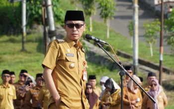 Bupati Bolaang Mongondow Selatan Iskandar Kamaru saat memimpin apel kerja di Kawasan Perkantoran Panango, Senin (13/4/2026). Dalam arahannya, ia menekankan pentingnya kedisiplinan, kinerja, dan integritas ASN serta mengingatkan agar menjauhi praktik judi online dan pinjaman online.