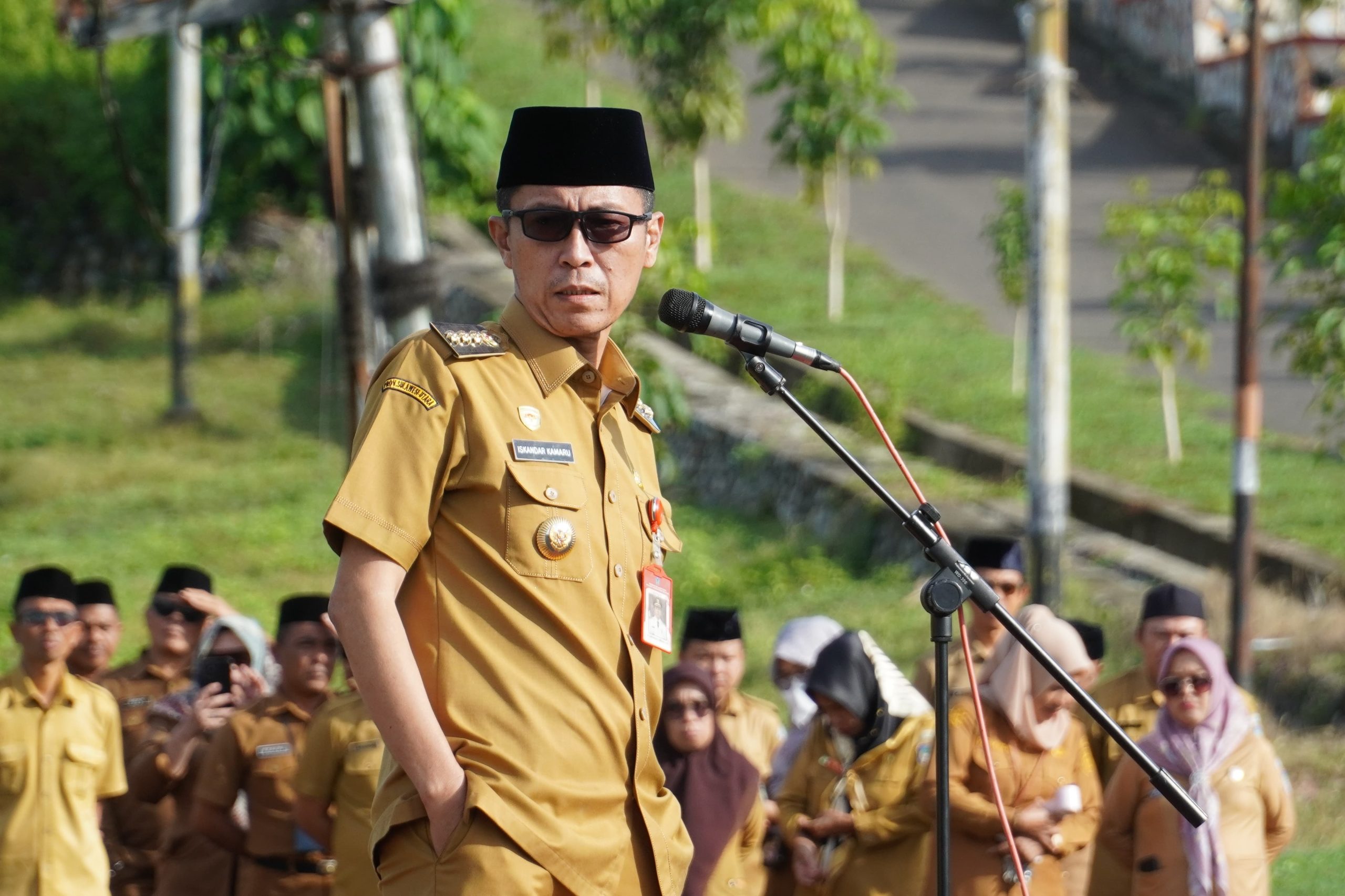Bupati Bolaang Mongondow Selatan Iskandar Kamaru saat memimpin apel kerja di Kawasan Perkantoran Panango, Senin (13/4/2026). Dalam arahannya, ia menekankan pentingnya kedisiplinan, kinerja, dan integritas ASN serta mengingatkan agar menjauhi praktik judi online dan pinjaman online.