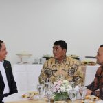 Gubernur Yulius Selvanus bersama Menteri Lingkungan Hidup/Kepala BPLH Hanif Faisol Nurofiq saat menghadiri penandatanganan kesepakatan pembangunan fasilitas Pengolahan Sampah menjadi Energi Listrik (PSEL) Manado Raya, Senin (13/4/2026).