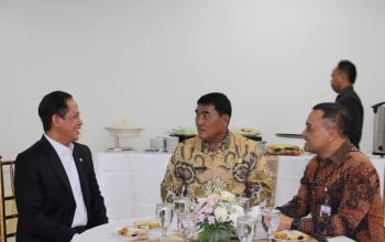 Gubernur Yulius Selvanus bersama Menteri Lingkungan Hidup/Kepala BPLH Hanif Faisol Nurofiq saat menghadiri penandatanganan kesepakatan pembangunan fasilitas Pengolahan Sampah menjadi Energi Listrik (PSEL) Manado Raya, Senin (13/4/2026).