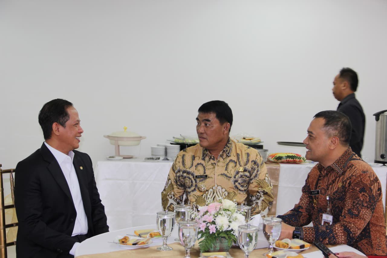 Gubernur Yulius Selvanus bersama Menteri Lingkungan Hidup/Kepala BPLH Hanif Faisol Nurofiq saat menghadiri penandatanganan kesepakatan pembangunan fasilitas Pengolahan Sampah menjadi Energi Listrik (PSEL) Manado Raya, Senin (13/4/2026).