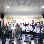 Bupati Iskandar Kamaru bersama jajaran Pemkab Bolsel, perwakilan masyarakat lingkar tambang, dan pihak PT JRBM berfoto bersama usai pembukaan Forum Lingkar Tambang perdana di Ruang Rapat Berkah, Panango, Rabu (15/04/2026).