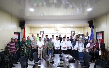 Bupati Iskandar Kamaru bersama jajaran Pemkab Bolsel, perwakilan masyarakat lingkar tambang, dan pihak PT JRBM berfoto bersama usai pembukaan Forum Lingkar Tambang perdana di Ruang Rapat Berkah, Panango, Rabu (15/04/2026).