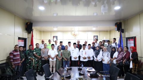 Bupati Iskandar Kamaru bersama jajaran Pemkab Bolsel, perwakilan masyarakat lingkar tambang, dan pihak PT JRBM berfoto bersama usai pembukaan Forum Lingkar Tambang perdana di Ruang Rapat Berkah, Panango, Rabu (15/04/2026).