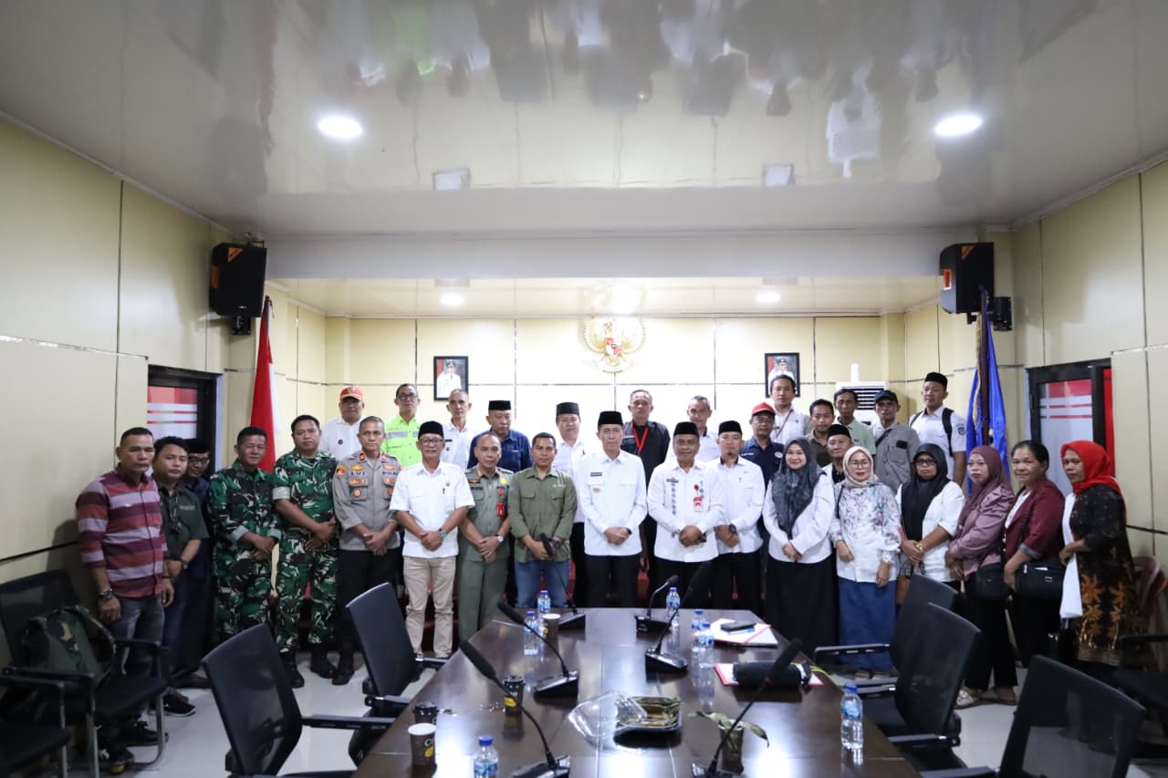 Bupati Iskandar Kamaru bersama jajaran Pemkab Bolsel, perwakilan masyarakat lingkar tambang, dan pihak PT JRBM berfoto bersama usai pembukaan Forum Lingkar Tambang perdana di Ruang Rapat Berkah, Panango, Rabu (15/04/2026).