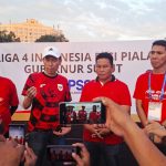 Bupati Iskandar Kamaru bersama Wakil Bupati Deddy Abdul Hamid, Ketua PSSI Bolsel Zulkarnain Kamaru, serta jajaran pengurus menghadiri penutupan Liga 4 Piala Gubernur Sulut di Stadion Klabat, Manado, Minggu (19/4/2026). Mereka menyampaikan apresiasi atas keberhasilan Bolsel FC yang lolos ke putaran nasional Liga 4 bersama Persma 1960.
