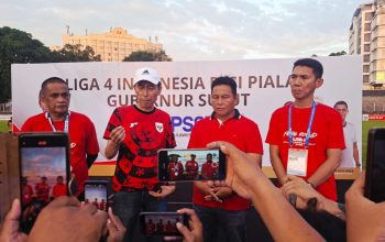 Bupati Iskandar Kamaru bersama Wakil Bupati Deddy Abdul Hamid, Ketua PSSI Bolsel Zulkarnain Kamaru, serta jajaran pengurus menghadiri penutupan Liga 4 Piala Gubernur Sulut di Stadion Klabat, Manado, Minggu (19/4/2026). Mereka menyampaikan apresiasi atas keberhasilan Bolsel FC yang lolos ke putaran nasional Liga 4 bersama Persma 1960.