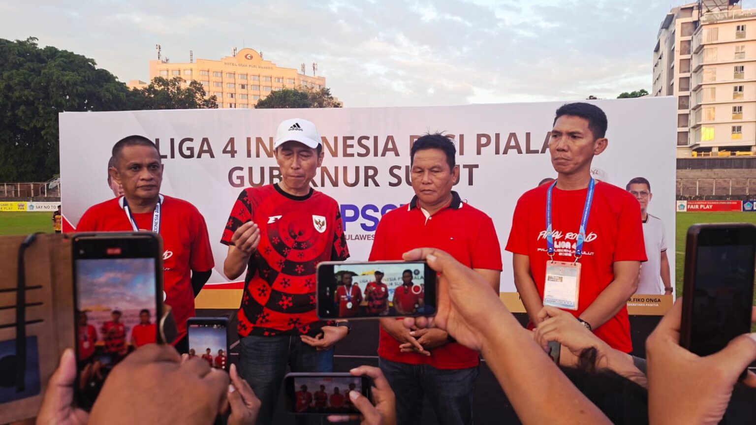 Bupati Iskandar Kamaru bersama Wakil Bupati Deddy Abdul Hamid, Ketua PSSI Bolsel Zulkarnain Kamaru, serta jajaran pengurus menghadiri penutupan Liga 4 Piala Gubernur Sulut di Stadion Klabat, Manado, Minggu (19/4/2026). Mereka menyampaikan apresiasi atas keberhasilan Bolsel FC yang lolos ke putaran nasional Liga 4 bersama Persma 1960.
