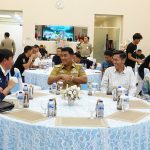 Suasana Gala Dinner di Rudis Bumi Beringin, Manado, Senin (20/4/2026), saat Gubernur Sulut Yulius bersama Bupati Bolsel Iskandar Kamaru dan jajaran pejabat menyerahkan bonus kepada Persma 1960 dan Bolsel FC sebagai bentuk apresiasi atas prestasi menembus Liga 4 Nasional.