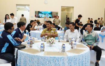 Suasana Gala Dinner di Rudis Bumi Beringin, Manado, Senin (20/4/2026), saat Gubernur Sulut Yulius bersama Bupati Bolsel Iskandar Kamaru dan jajaran pejabat menyerahkan bonus kepada Persma 1960 dan Bolsel FC sebagai bentuk apresiasi atas prestasi menembus Liga 4 Nasional.