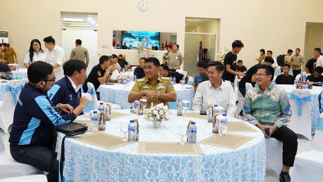 Suasana Gala Dinner di Rudis Bumi Beringin, Manado, Senin (20/4/2026), saat Gubernur Sulut Yulius bersama Bupati Bolsel Iskandar Kamaru dan jajaran pejabat menyerahkan bonus kepada Persma 1960 dan Bolsel FC sebagai bentuk apresiasi atas prestasi menembus Liga 4 Nasional.