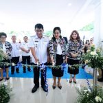 Gubernur Yulius Selvanus bersama Ketua Dekranasda Anik Yulius Selvanus memotong pita tanda peresmian Kantor dan Galeri Dekranasda Sulut, Rabu (22/4/2026), sebagai langkah strategis memperkuat ekonomi kreatif dan promosi produk unggulan daerah.