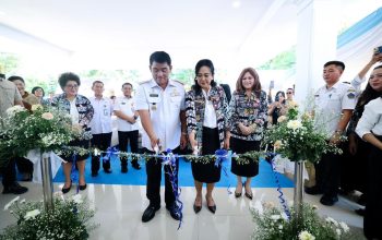Gubernur Yulius Selvanus bersama Ketua Dekranasda Anik Yulius Selvanus memotong pita tanda peresmian Kantor dan Galeri Dekranasda Sulut, Rabu (22/4/2026), sebagai langkah strategis memperkuat ekonomi kreatif dan promosi produk unggulan daerah.