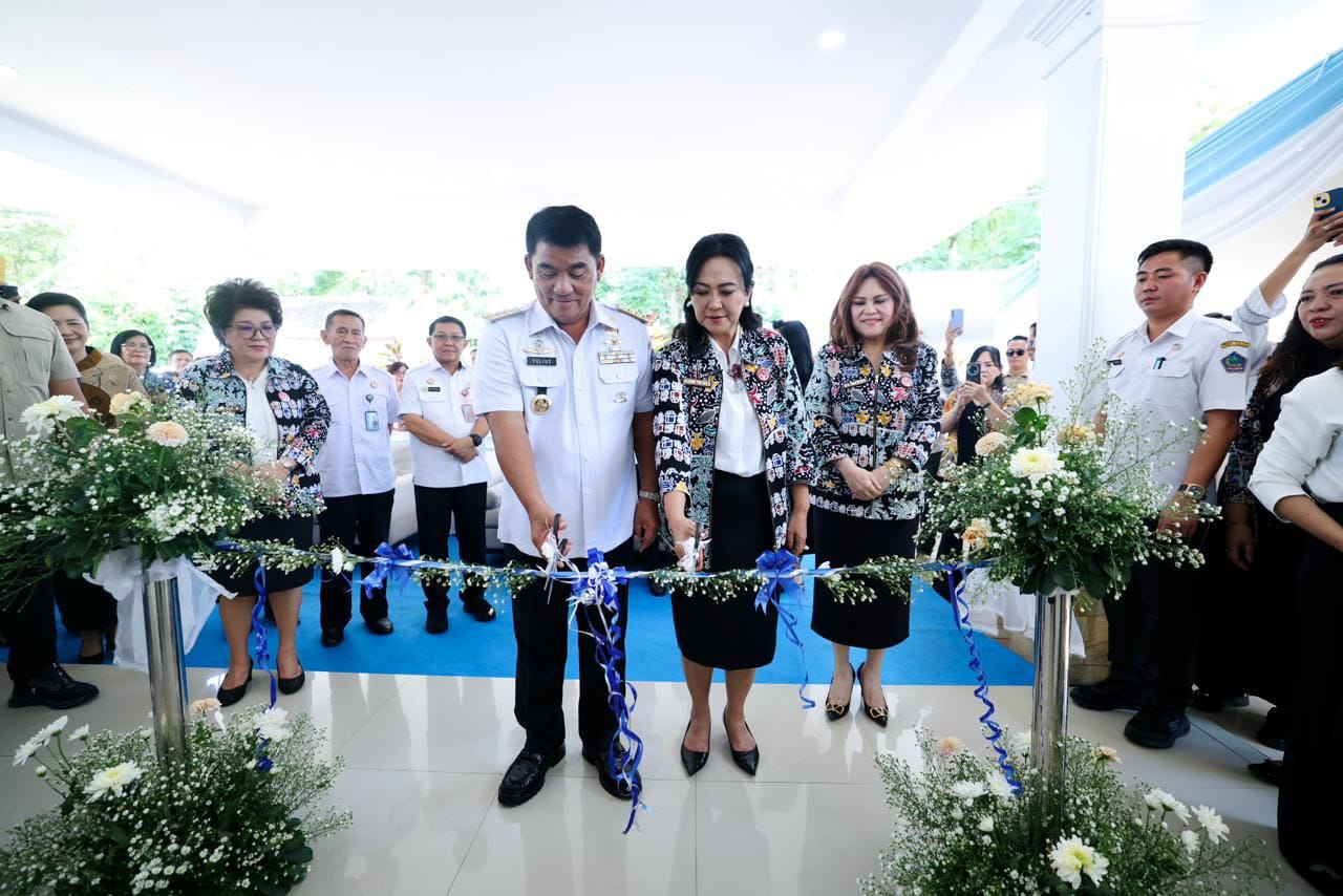 Gubernur Yulius Selvanus bersama Ketua Dekranasda Anik Yulius Selvanus memotong pita tanda peresmian Kantor dan Galeri Dekranasda Sulut, Rabu (22/4/2026), sebagai langkah strategis memperkuat ekonomi kreatif dan promosi produk unggulan daerah.